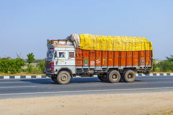 Traktör ülke Road ile yük taşıma — Stok fotoğraf