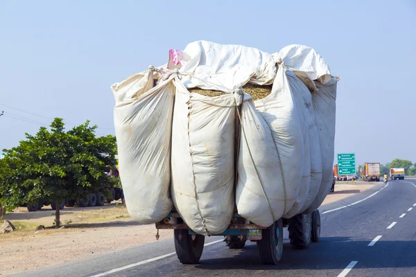 Trasporto di paglia con trattore su strada di campagna — Foto Stock