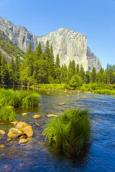 Merced river v Yosemitském národním parku — Stock fotografie