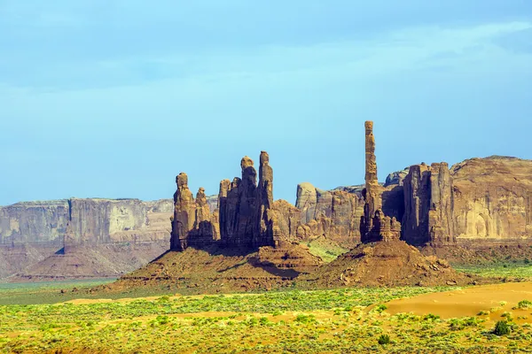 A totem-pole butte egy hatalmas homokkő formáció a monum — Stock Fotó