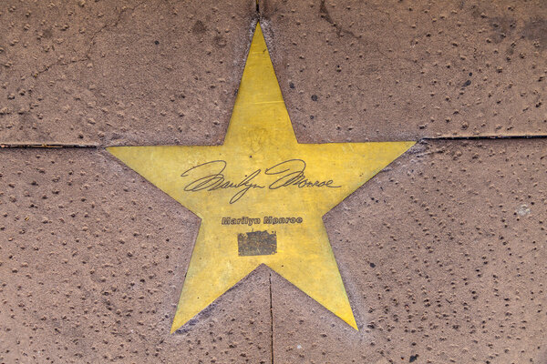 Звезда Мэрилин Монро на тротуаре в Финиксе, Аризона
.