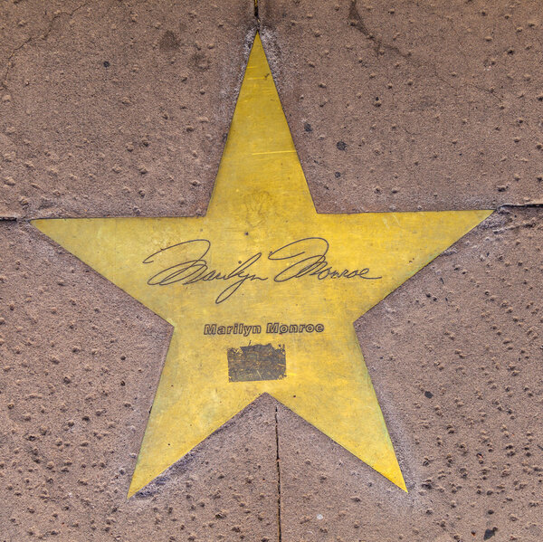 Звезда Мэрилин Монро на тротуаре в Финиксе, Аризона
.