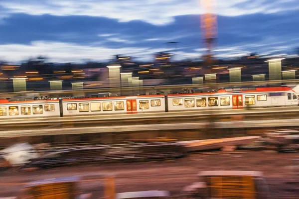 Вечерний поезд въезжает на станцию со скоростью в Висбадене — стоковое фото