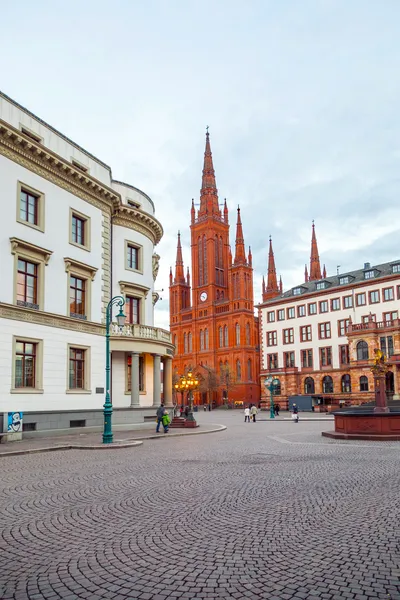 Marktkirche en Wiesbaden con el parlamento de Hesse, Alemania — Foto de Stock