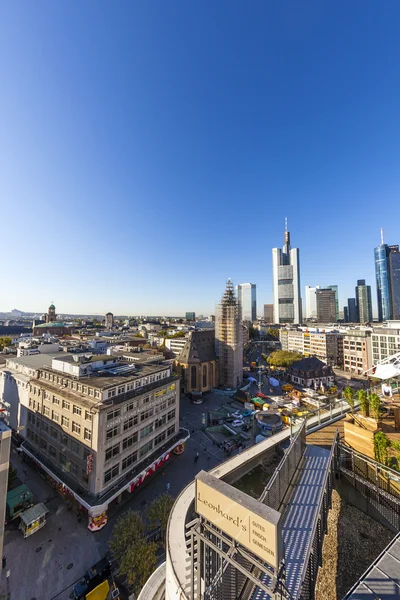 Met het oog op skyline met een wolkenkrabber in frankfurt — Stockfoto