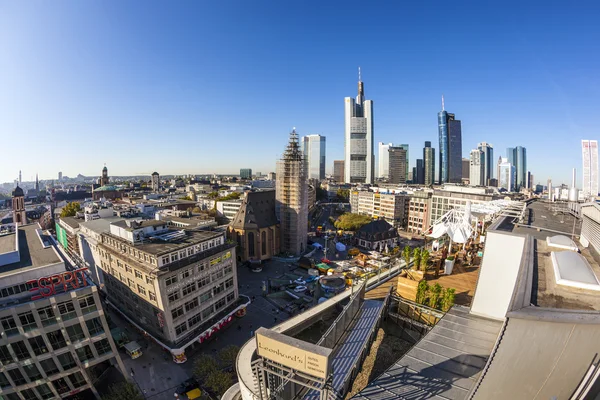 Vista para o horizonte em Frankfurt com arranha-céu — Fotografia de Stock