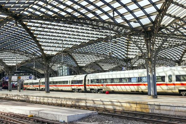 Поезд покидает центральный железнодорожный вокзал — стоковое фото