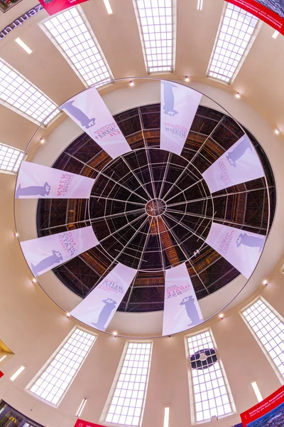 鉄道駅で有名なアール ヌーボー様式の天井 — ストック写真