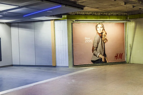 Bir metro istasyonunda hareketli merdiven boşluklarını tutun — Stok fotoğraf