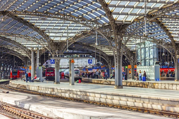 Train leaves the central railway station — Stock Photo, Image