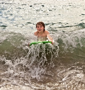 Çocuk eğlenceli plaj vardır.