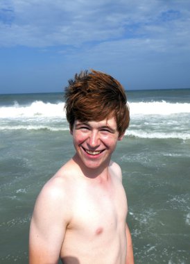 Çocuk denizin dalgaları sahiptir