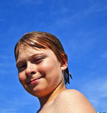 Çocuk havuzda eğleniyor.