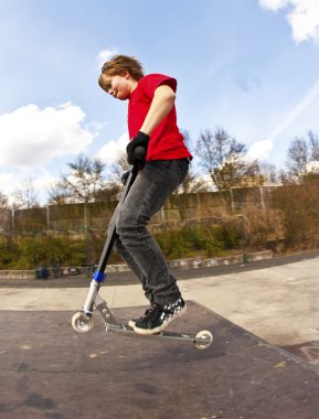 Scooter 'la uçan bir çocuk.