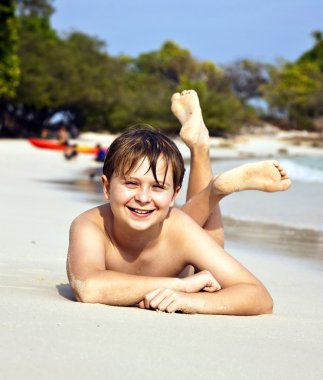 plajda yatan mutlu çocuk
