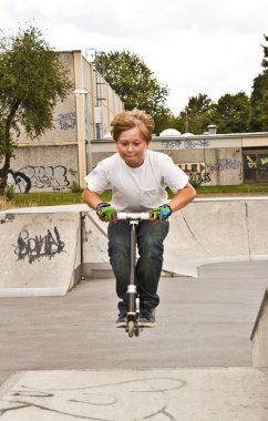 sevimli çocuk onun scooter ile mahkemedeydim