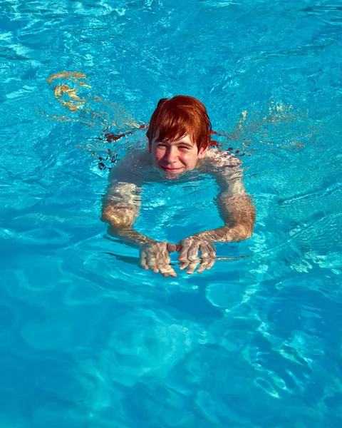 Ребенок плавает в бассейне — стоковое фото