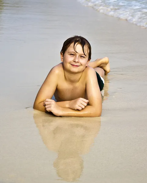 Gelukkige jongen geniet van het strand — Stockfoto