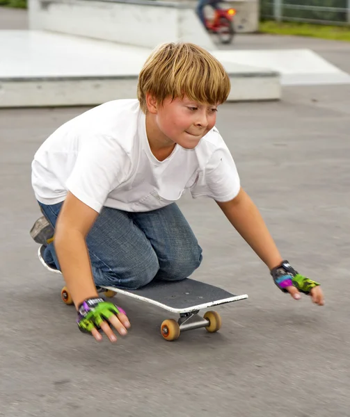 Schattige jongen scooting met zijn scooter — Stockfoto