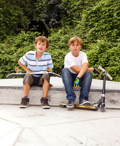 Chlapci jsou sedí v krabici ve skate parku — Stock fotografie