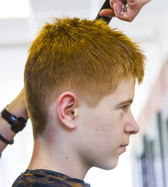 Garçon chez le coiffeur, elle coupe — Photo