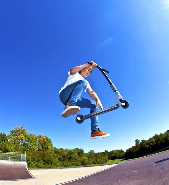 Boy jumping with his scooter — Stock Photo, Image