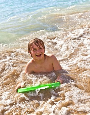 Çocuk surfboard ile eğlenceli vardır.