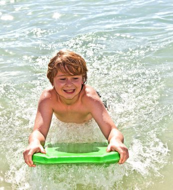 Çocuk surfboard ile eğlenceli vardır.