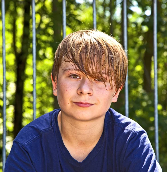 Gelukkige jongen zweten en uitgeput van sporten — Stockfoto