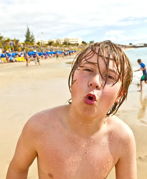 Le garçon s'amuse avec la planche de surf — Photo