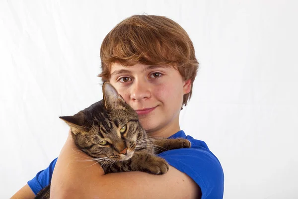 Süßer Junge umarmt seine Katze — Stockfoto