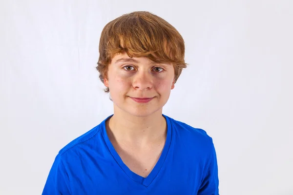 Mavi gömlek gülümseyen mutlu çocuk portresi — Stok fotoğraf