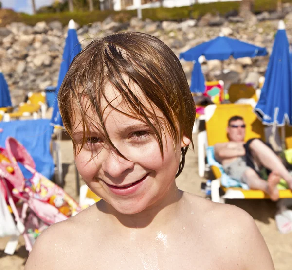 Pojken har kul på stranden — Stockfoto