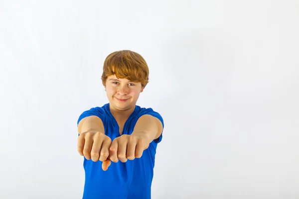 Усміхнений хлопчик показує свій кулак — стокове фото