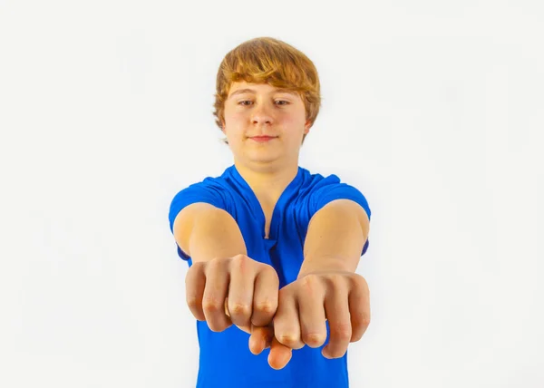 Улыбающийся мальчик показывает свой кулак — стоковое фото