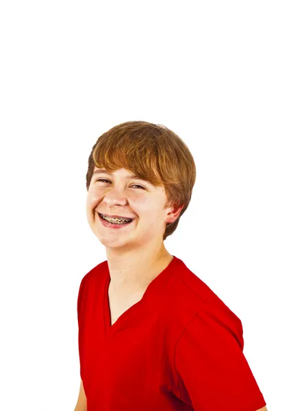 빨간 셔츠를 입고 행복하게 웃는 귀여운 소년 — 스톡 사진