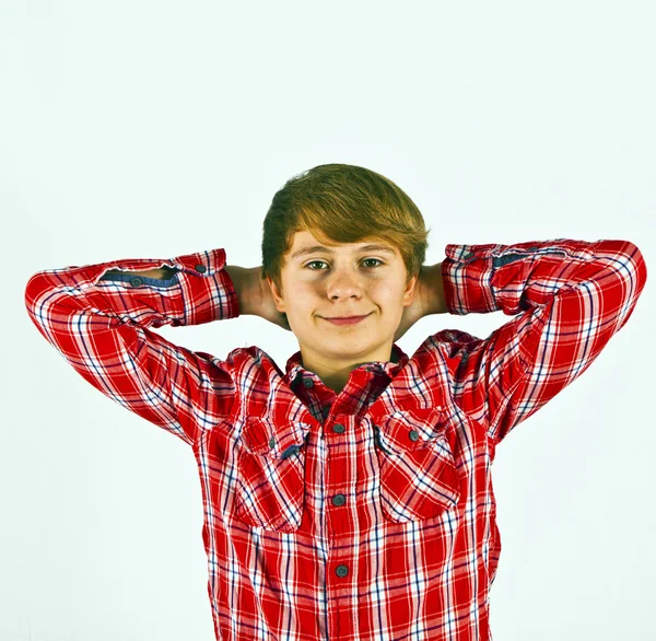 Niño de aspecto amigable con camisa roja — Foto de Stock