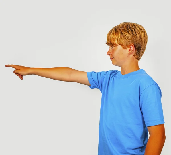 Menino mostrando com o braço na direção da frente — Fotografia de Stock