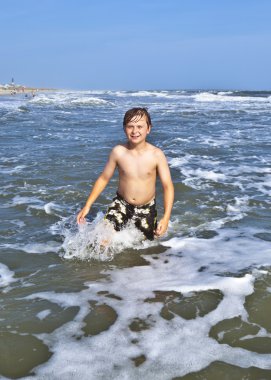 Çocuklar güzel okyanus ve plaj keyfi