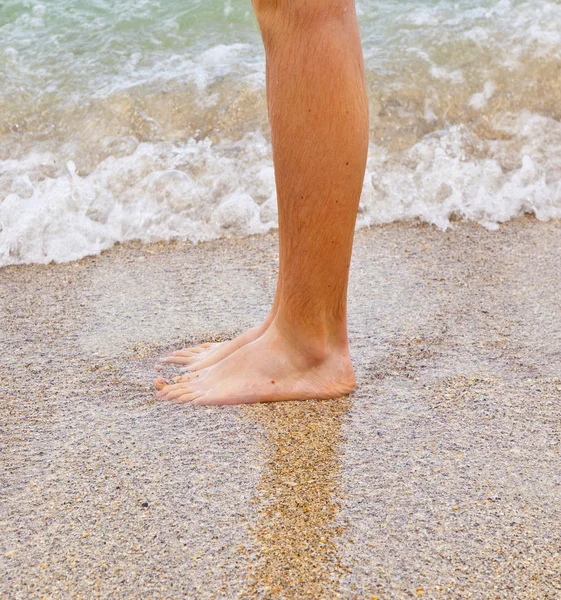 Füße des Jungen laufen am Strand entlang — Stockfoto