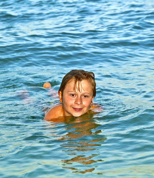 Junge genießt das schöne Wasser des Ozeans — Stockfoto