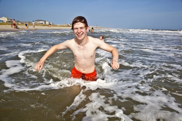Chłopiec cieszą się morze i plaża — Zdjęcie stockowe