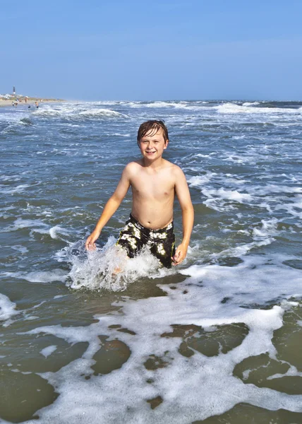 Niños disfrutando del hermoso océano y la playa —  Fotos de Stock