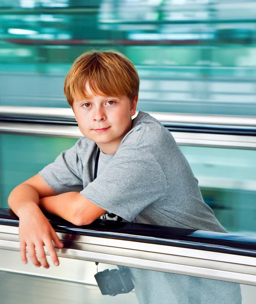 Pojke i avgångshallen i den nya flygplatsen — Stockfoto