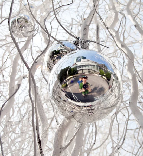 Bolas de árbol de navidad y espejos de padre y sol con diversión —  Fotos de Stock