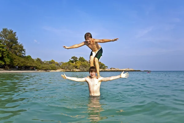 형제 놀고 함께 아름 다운 바다에서 크리스탈 cl — 스톡 사진