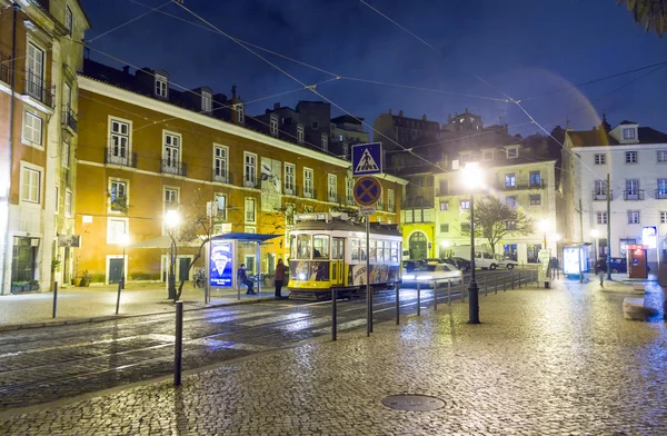 Lizbona nocą, ulice i stare domy starego miasta — Zdjęcie stockowe