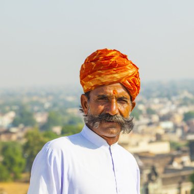 parlak kırmızı Türban ve gür bıyıklı adam Rajasthani f teşkil etmektedir.