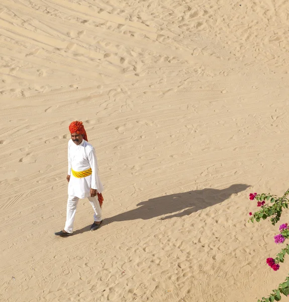 Rajasthani man with bright red turban and bushy mustache walks o — Stock Photo, Image