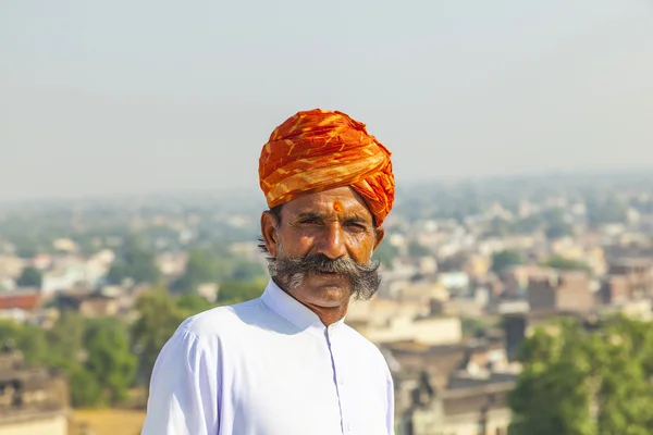 Rajasthani homem com turbante vermelho brilhante e bigode bushy poses f — Fotografia de Stock